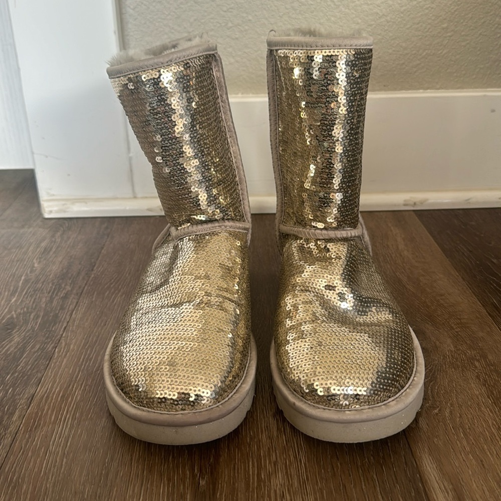 Ugg Boots- Silver Sequin Short Boot Sz 7